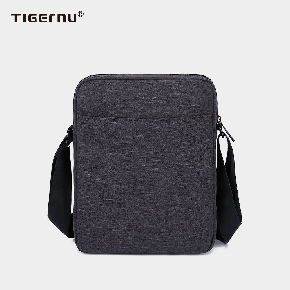The back view of the black shoulder bag model T-L5105