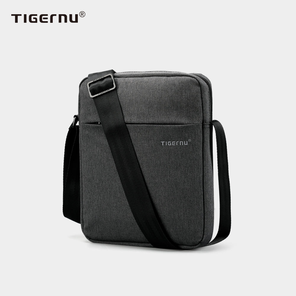 The side view of the black shoulder bag model T-L5102