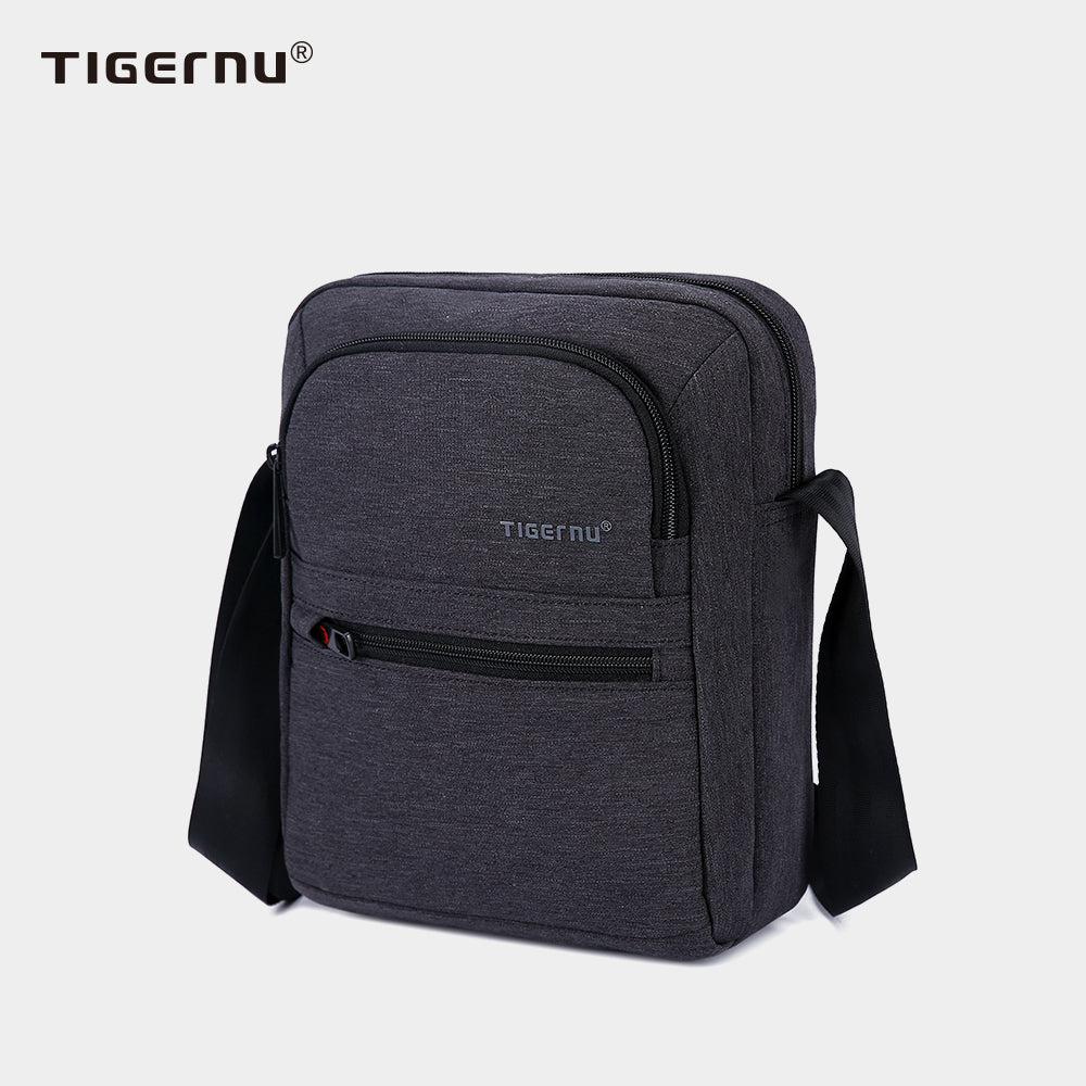The side view of the black shoulder bag model T-L5105